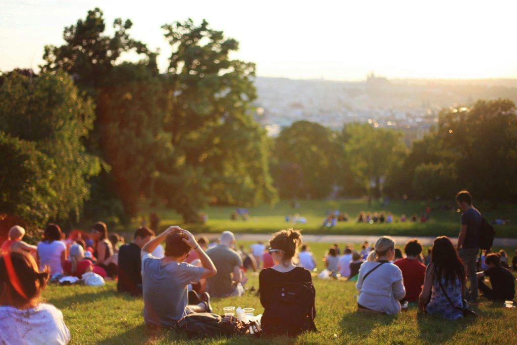 groupes de persoones aux buttes chaumont